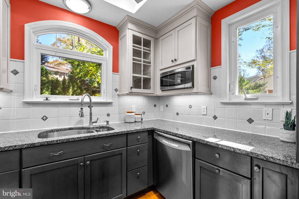 10319 CHERRY TREE LANE