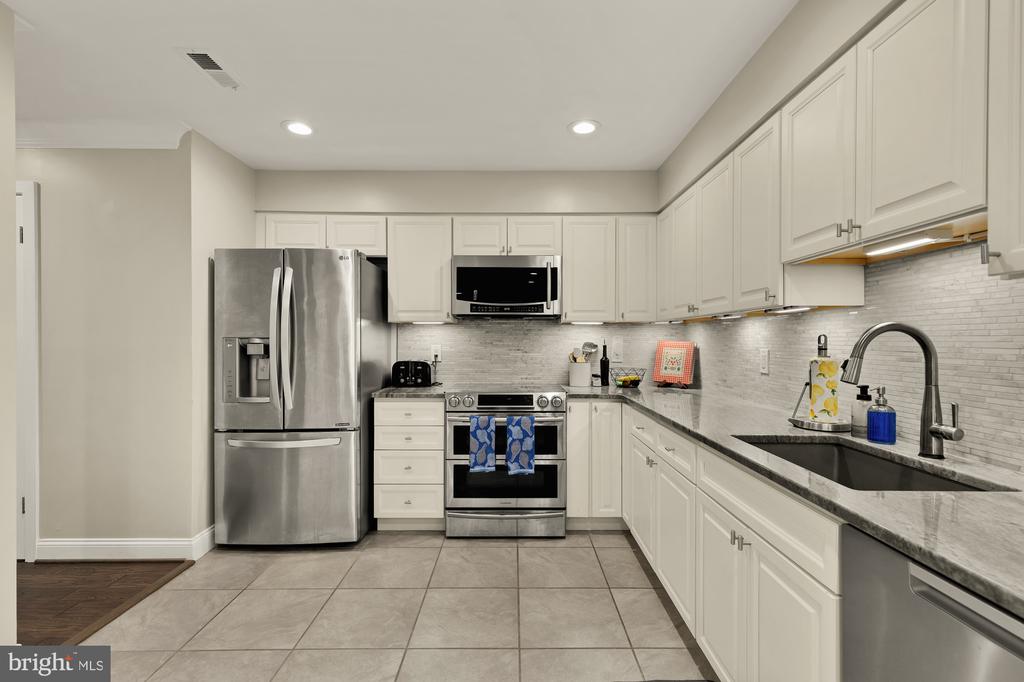 47 DUDLEY COURT Unit: 18