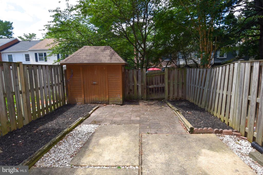 14 FENCELINE DRIVE