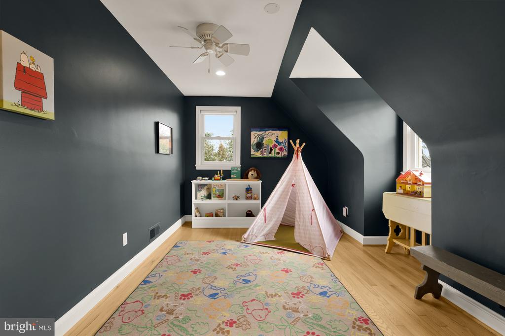 1511 LIVE OAK DRIVE