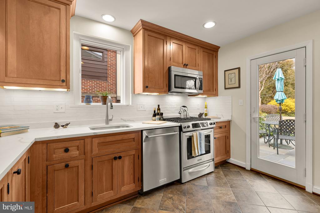1511 LIVE OAK DRIVE