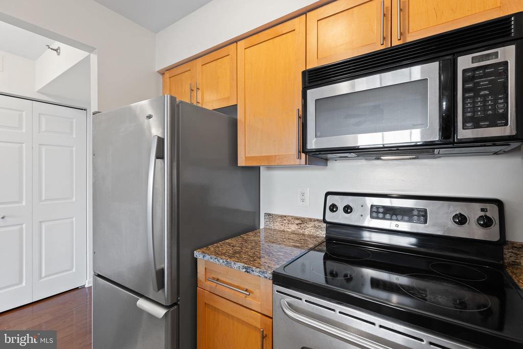 10101 GROSVENOR PLACE Unit: 211