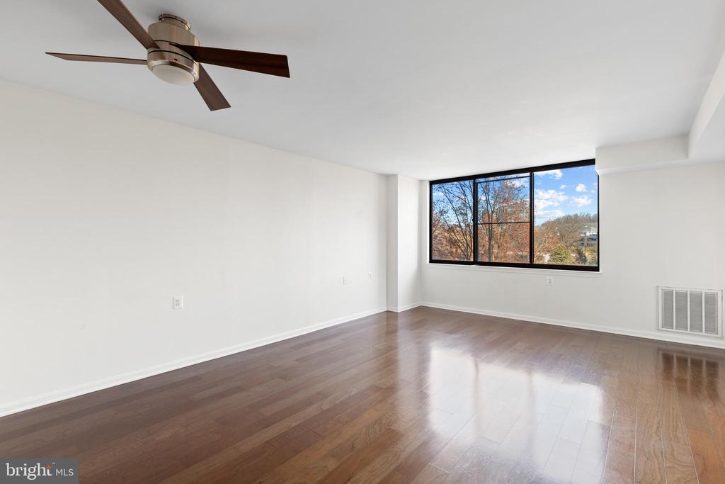 10101 GROSVENOR PLACE Unit: 211
