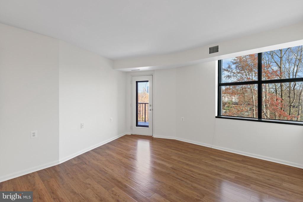 10101 GROSVENOR PLACE Unit: 211
