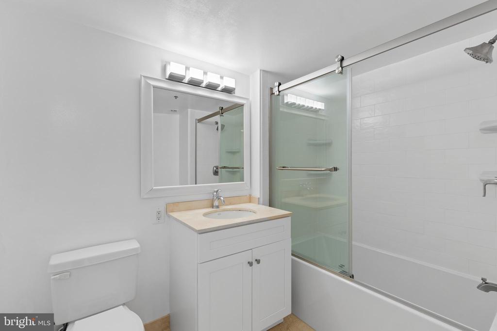 10101 GROSVENOR PLACE Unit: 211