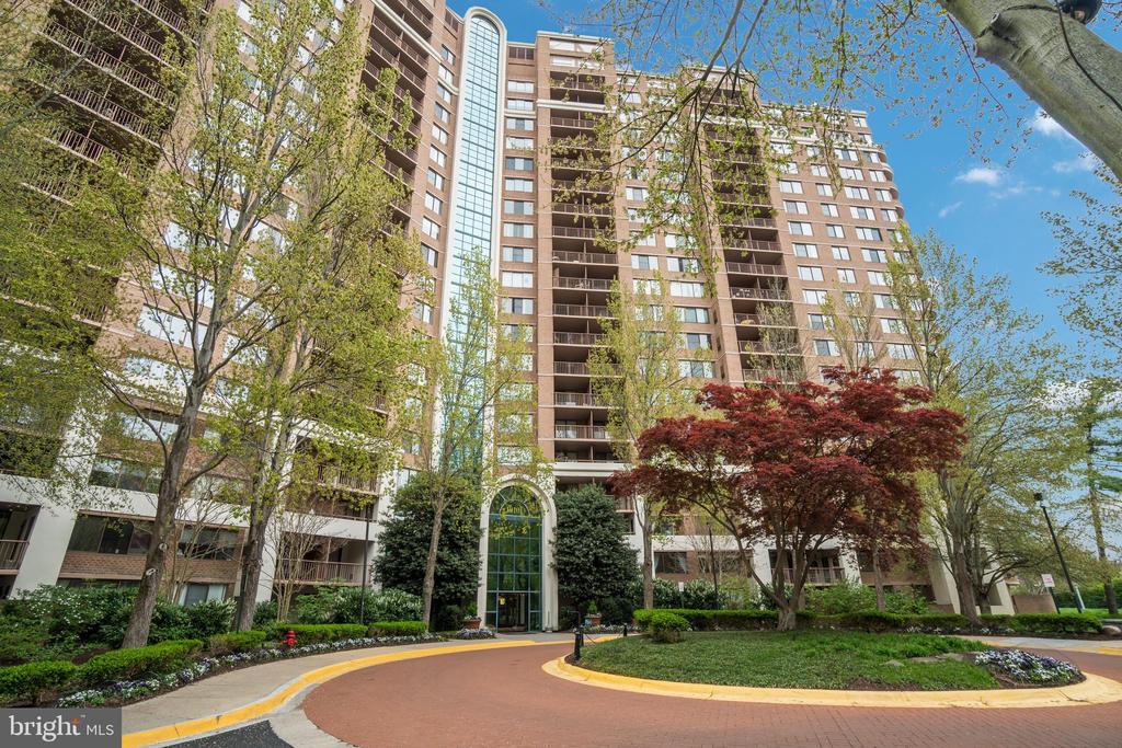 10101 GROSVENOR PLACE Unit: 211