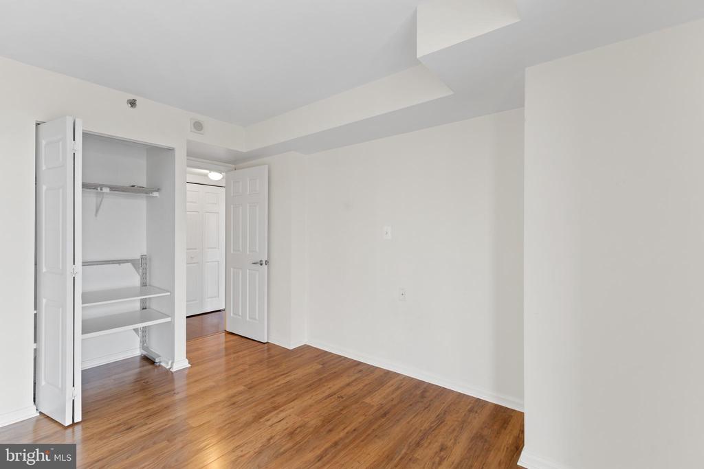10101 GROSVENOR PLACE Unit: 211