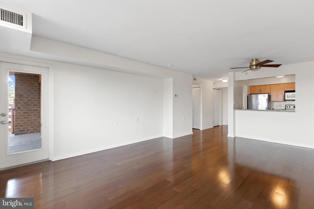 10101 GROSVENOR PLACE Unit: 211