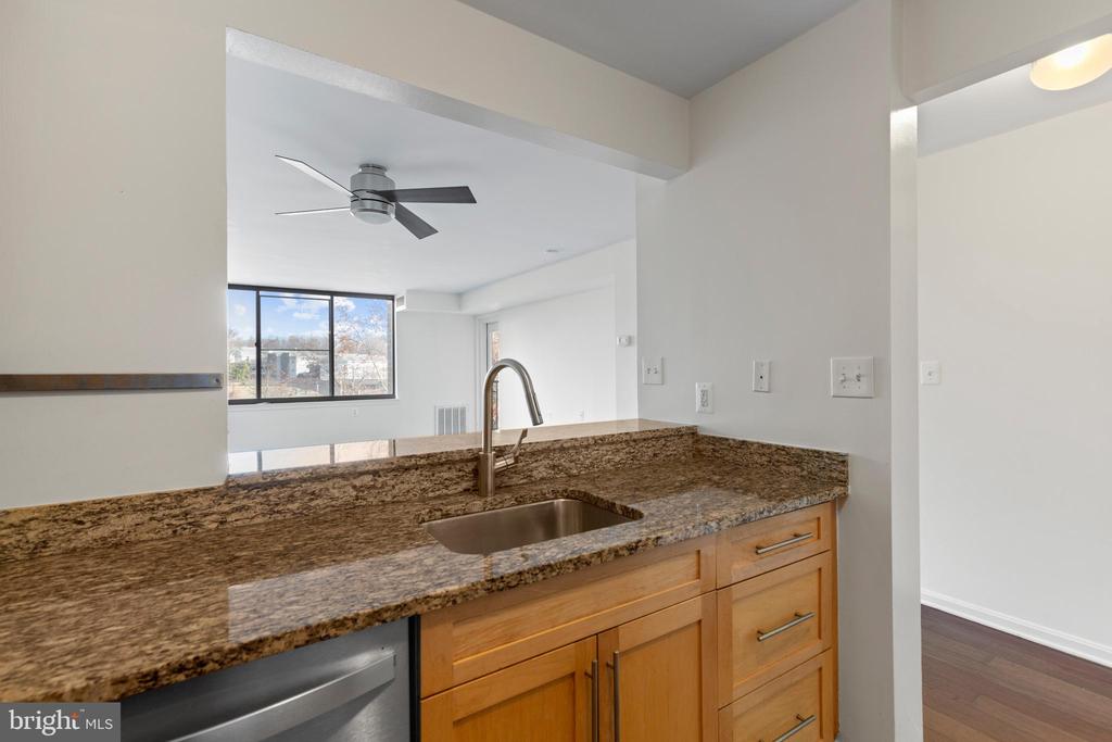 10101 GROSVENOR PLACE Unit: 211