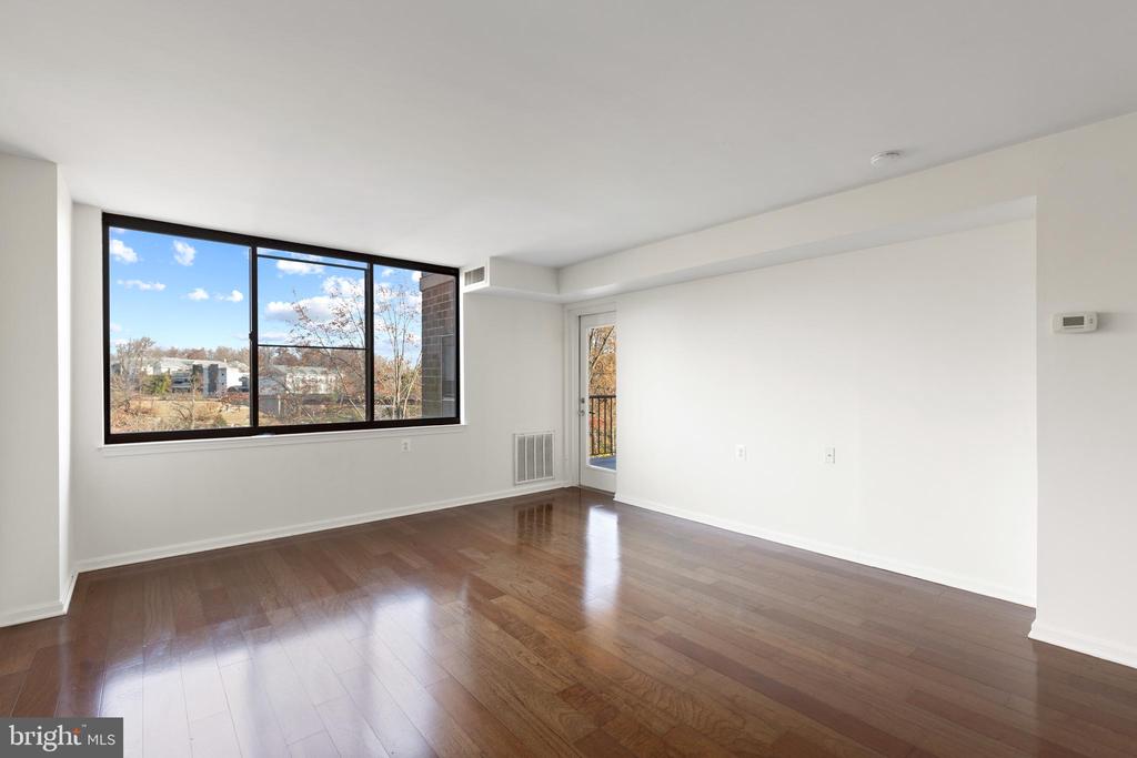 10101 GROSVENOR PLACE Unit: 211