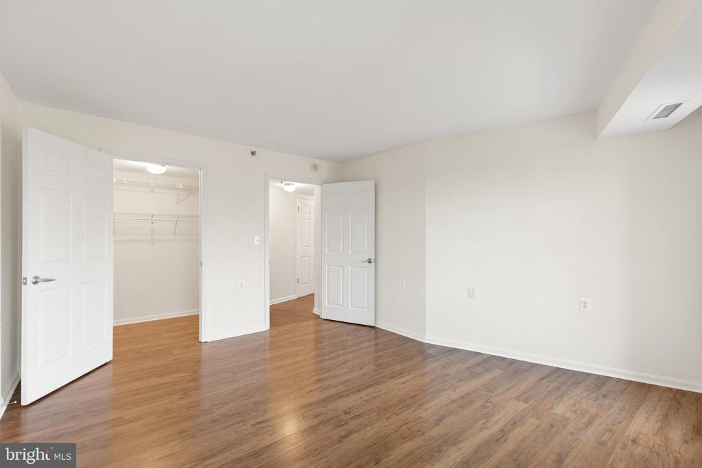 10101 GROSVENOR PLACE Unit: 211