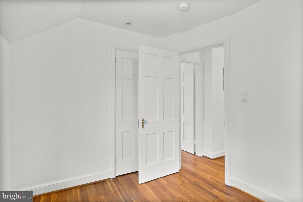 8 SPRINGVALE LANE