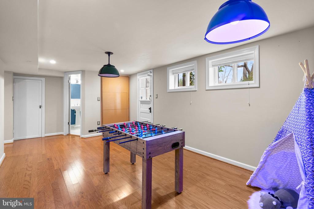 8 SPRINGVALE LANE