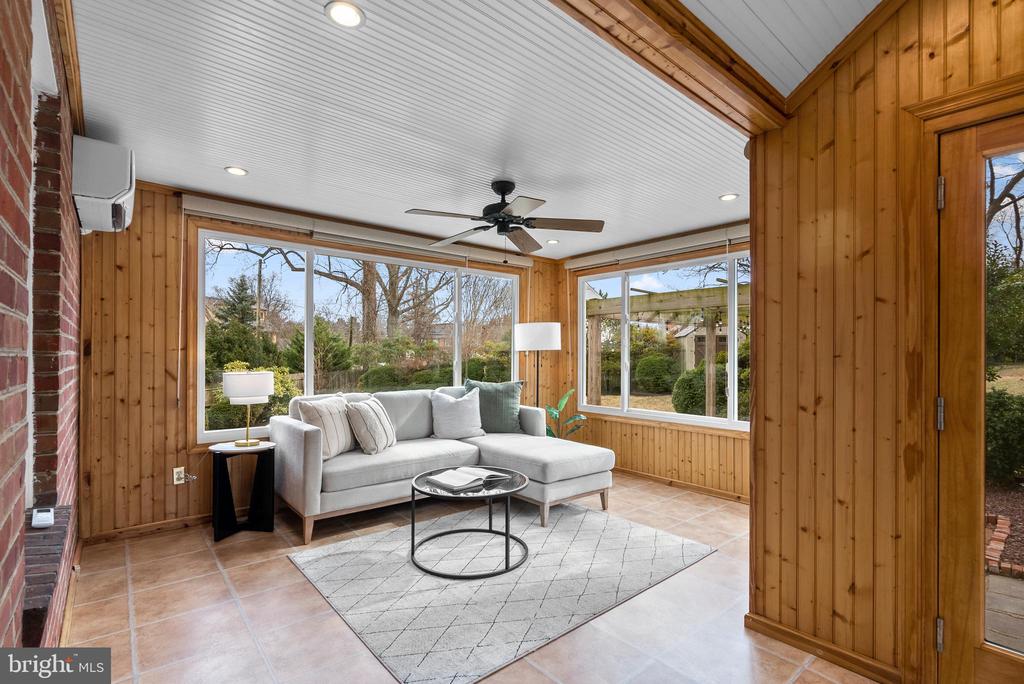 8 SPRINGVALE LANE