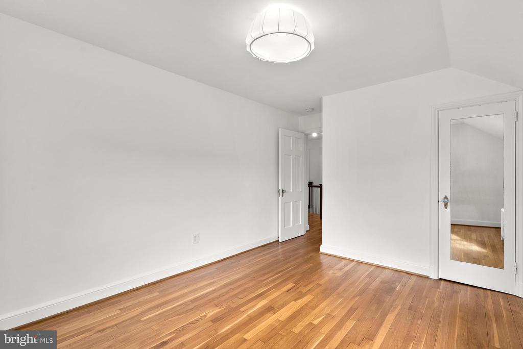 8 SPRINGVALE LANE