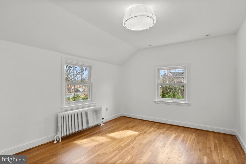 8 SPRINGVALE LANE