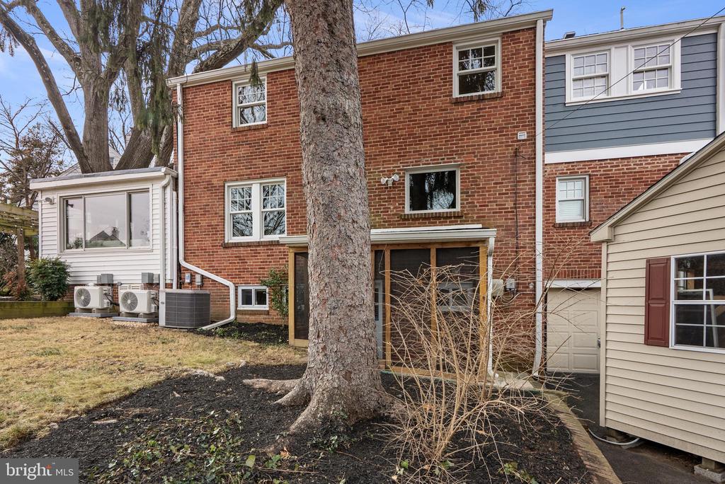 8 SPRINGVALE LANE
