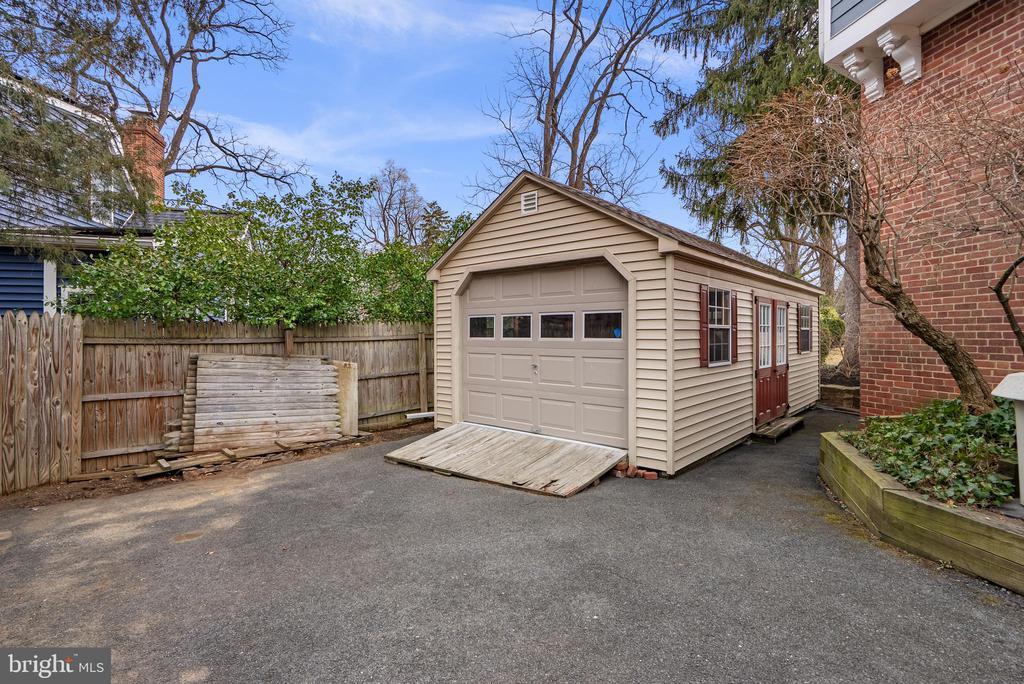 8 SPRINGVALE LANE