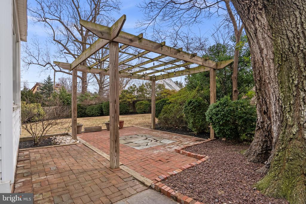 8 SPRINGVALE LANE