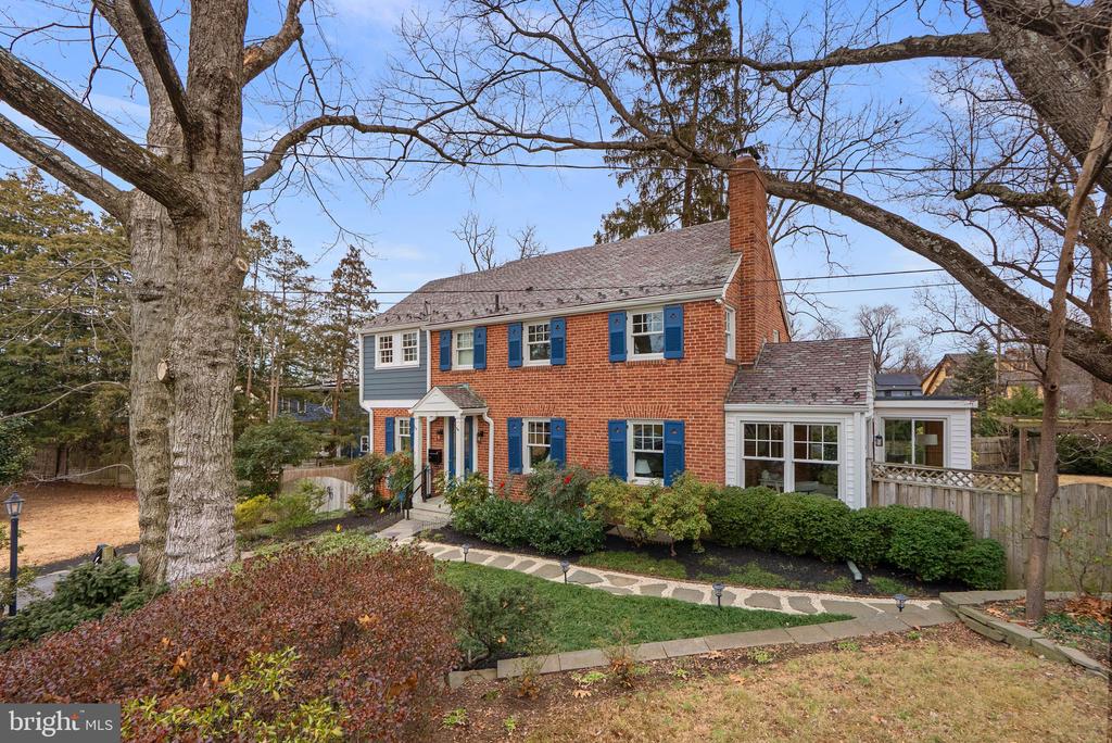 8 SPRINGVALE LANE