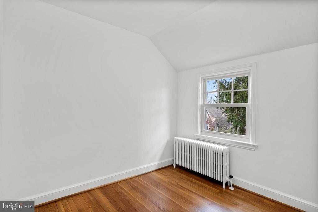 8 SPRINGVALE LANE