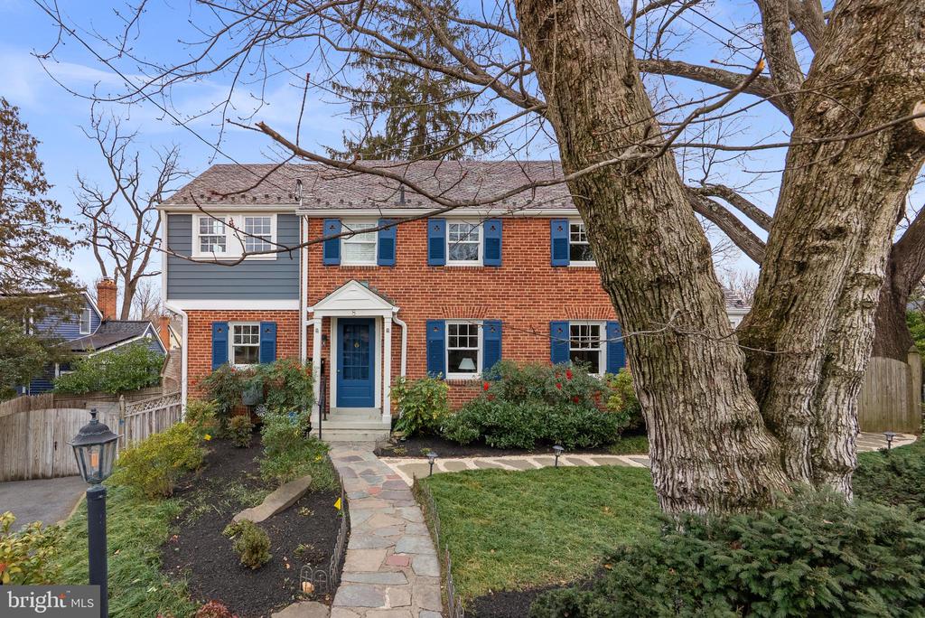 8 SPRINGVALE LANE
