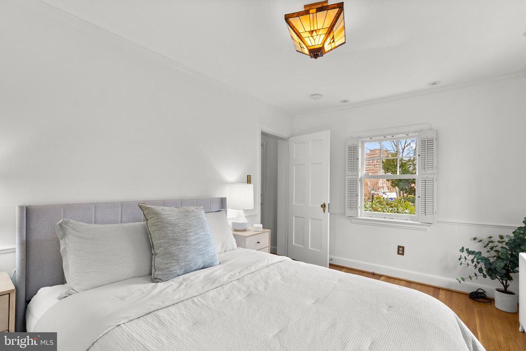 8 SPRINGVALE LANE