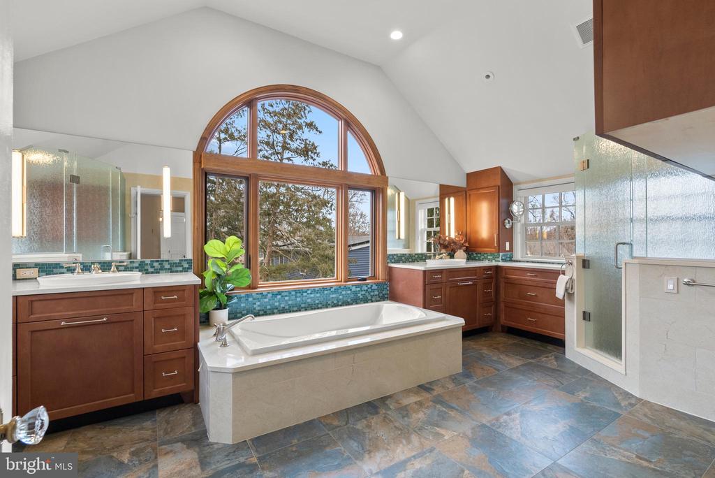 8 SPRINGVALE LANE