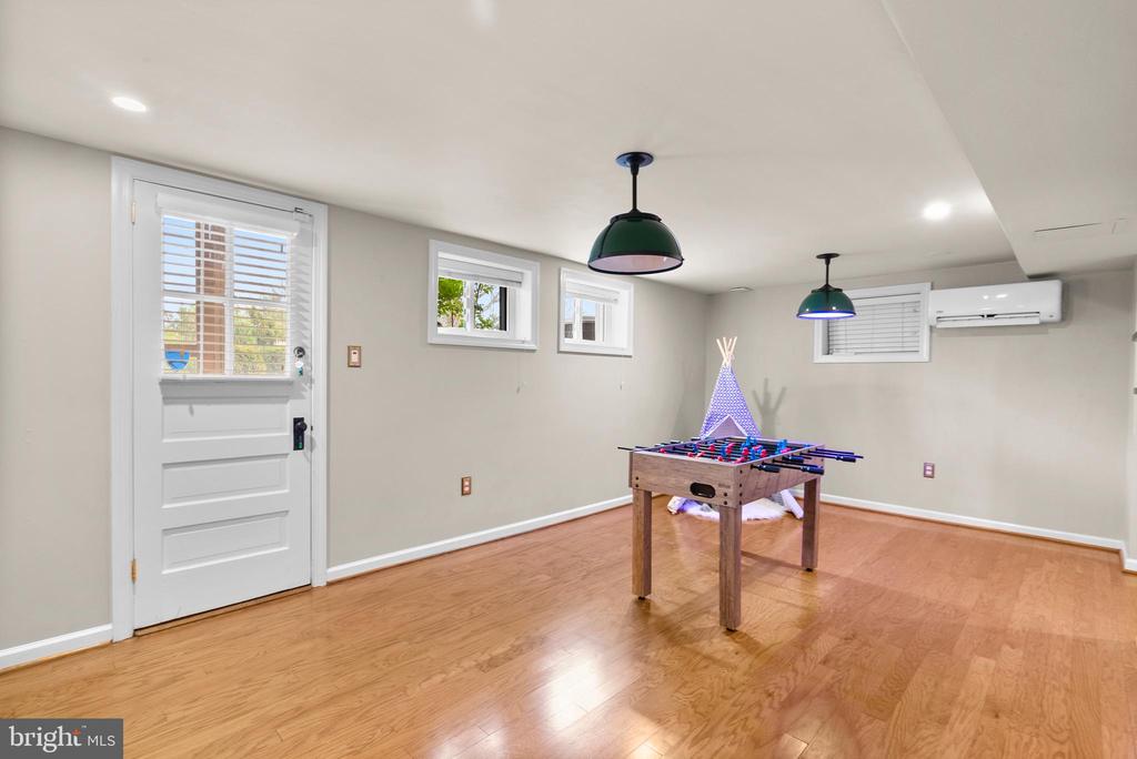 8 SPRINGVALE LANE