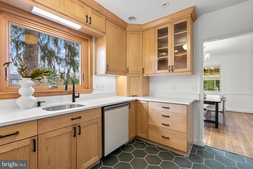 8 SPRINGVALE LANE