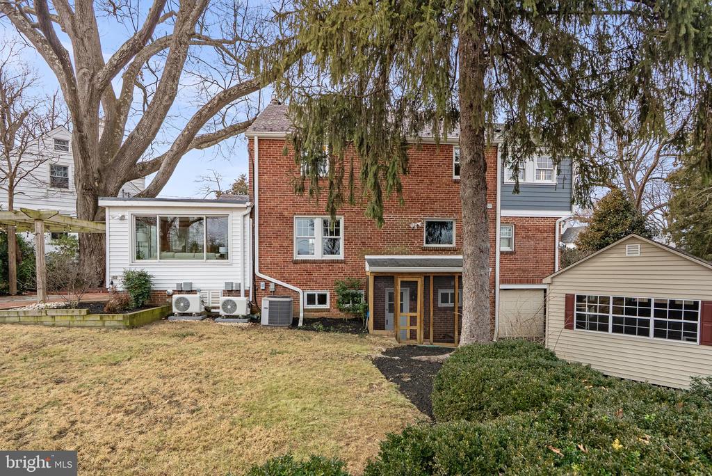 8 SPRINGVALE LANE