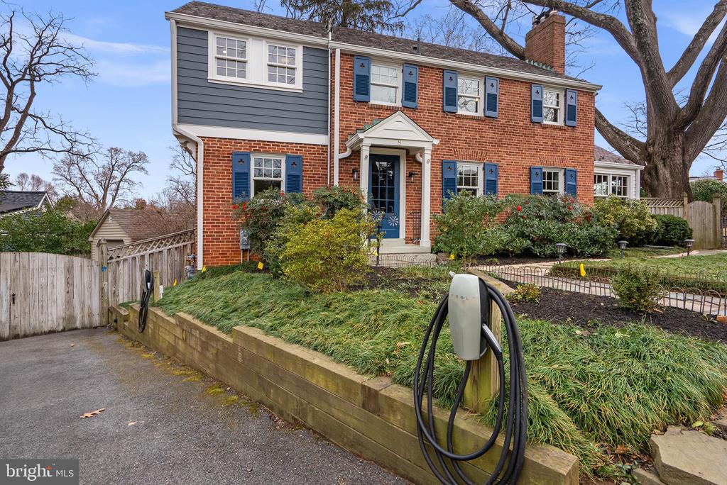 8 SPRINGVALE LANE