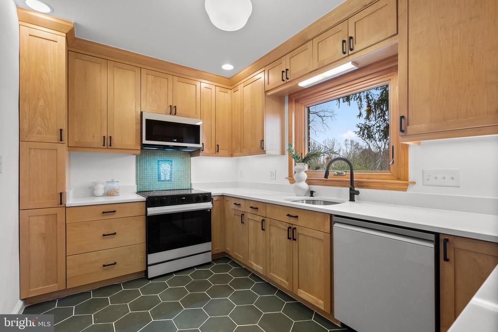 8 SPRINGVALE LANE