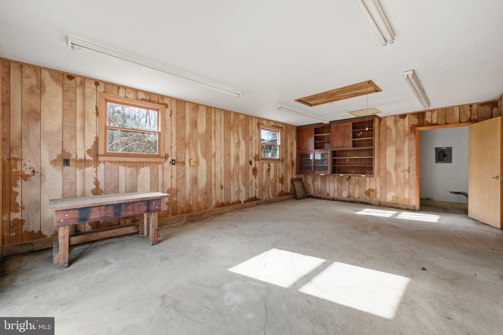703 NORTHWEST DRIVE