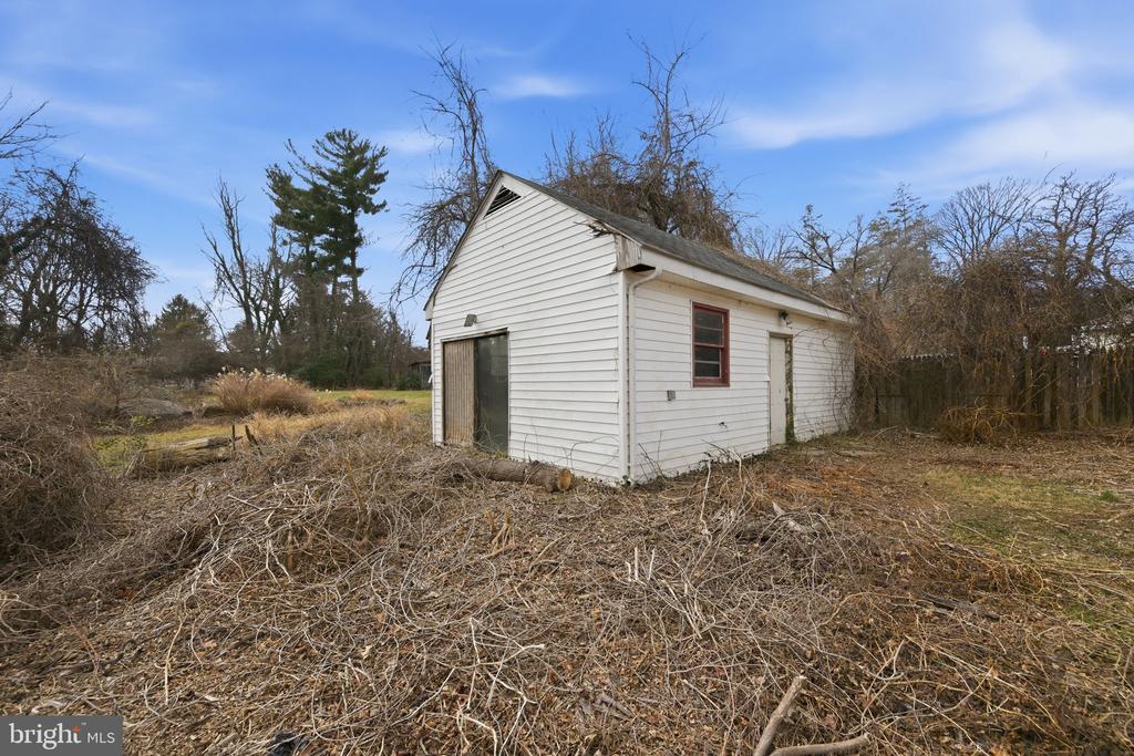 703 NORTHWEST DRIVE
