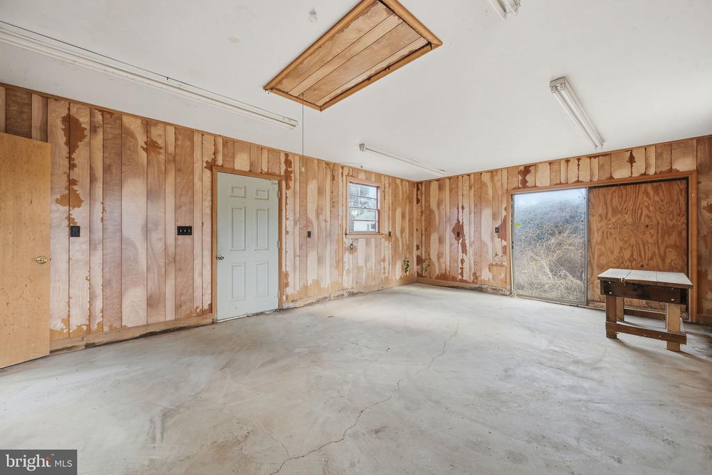 703 NORTHWEST DRIVE