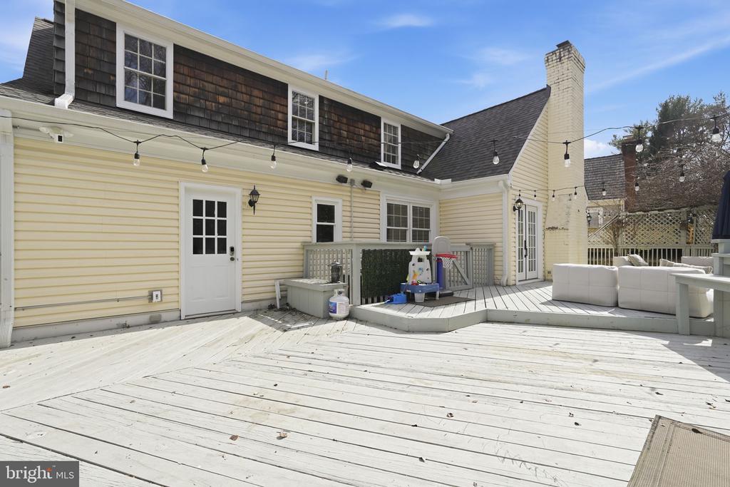 207 UPSHIRE CIRCLE