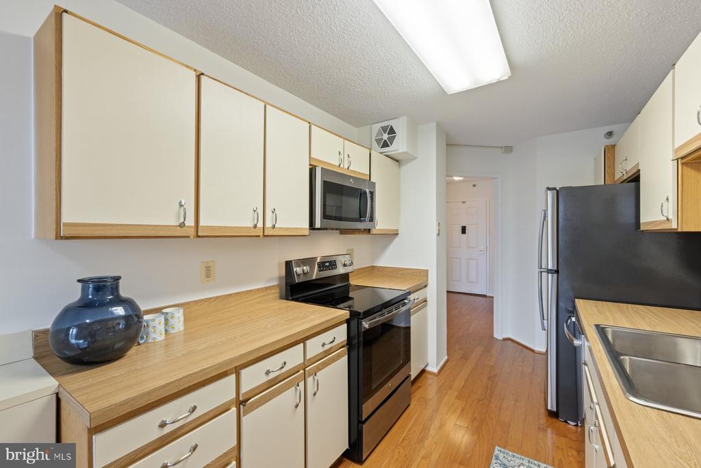 15107 INTERLACHEN DRIVE Unit: 2-801