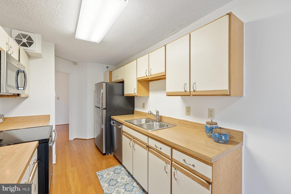 15107 INTERLACHEN DRIVE Unit: 2-801