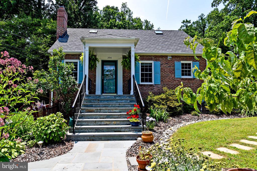 304 HIGHVIEW AVENUE
