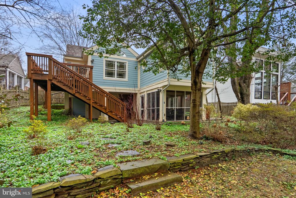 709 WOODSIDE PARKWAY
