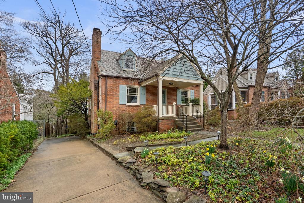 709 WOODSIDE PARKWAY
