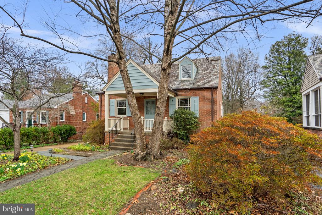709 WOODSIDE PARKWAY