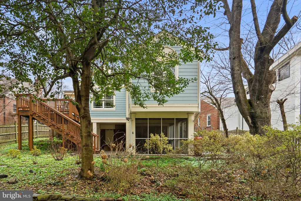 709 WOODSIDE PARKWAY