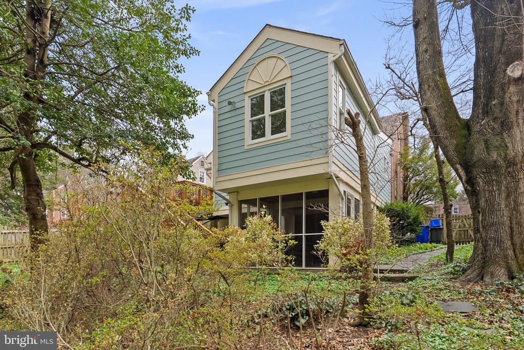 709 WOODSIDE PARKWAY