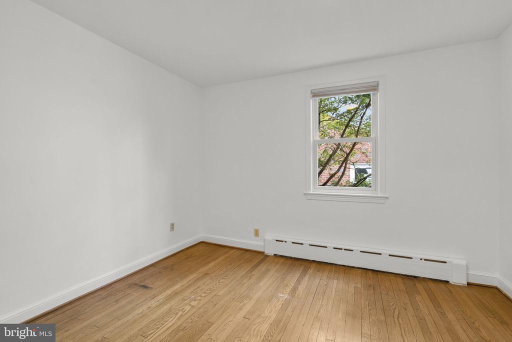 709 WOODSIDE PARKWAY