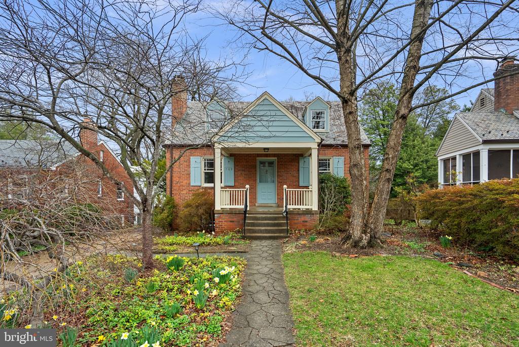 709 WOODSIDE PARKWAY