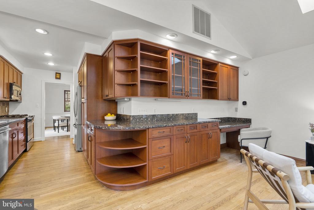 709 WOODSIDE PARKWAY