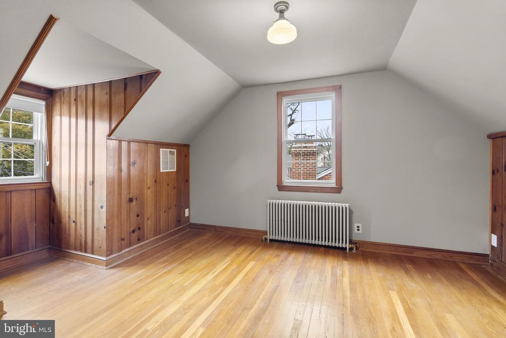 709 WOODSIDE PARKWAY
