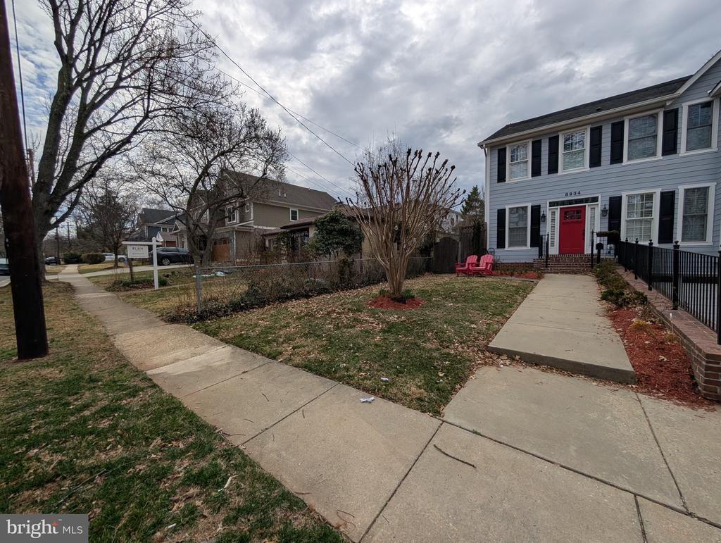 8932 BRADMOOR DRIVE
